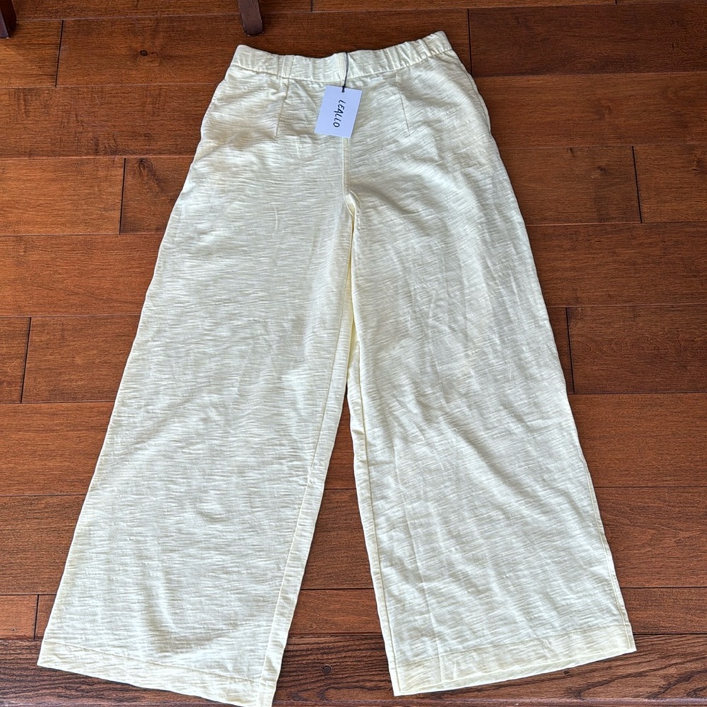 Women’s cropped pants by Leallo